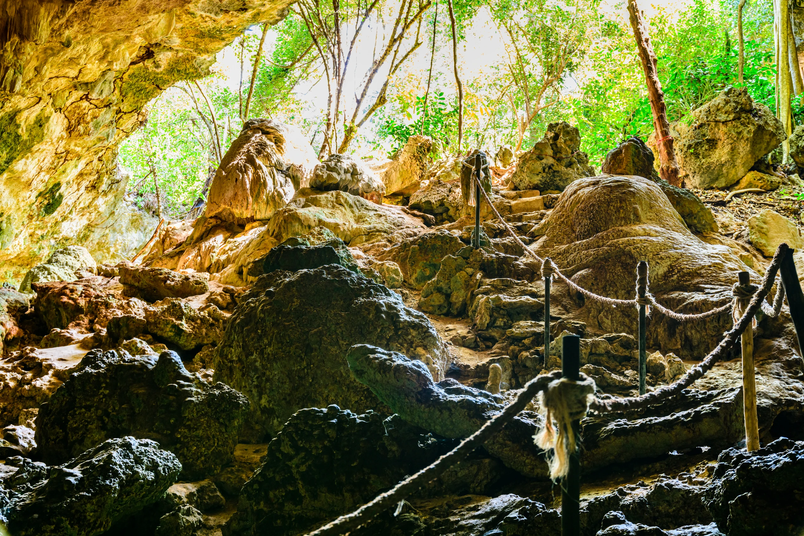 Stenar i Kuza-grottan, Zanzibar, Tanzania