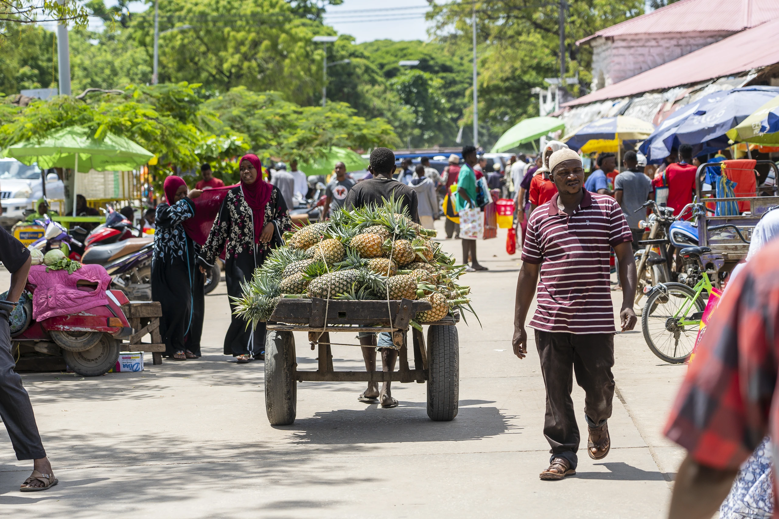 Gatukostmarknad med tropiska frukter på Zanzibar, Tanzania