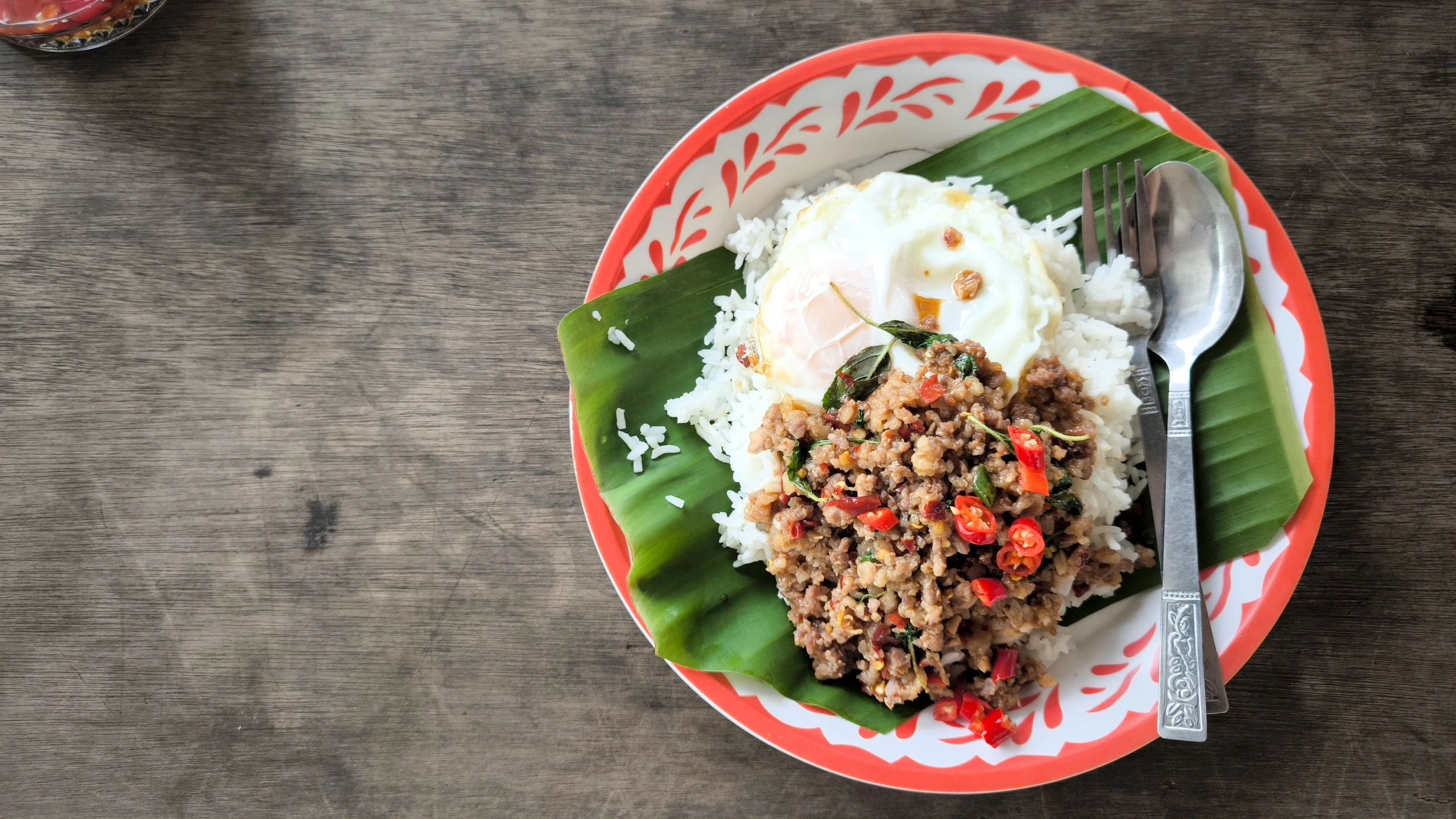 Pad kra pao med fläskkött och ägg, Thailand