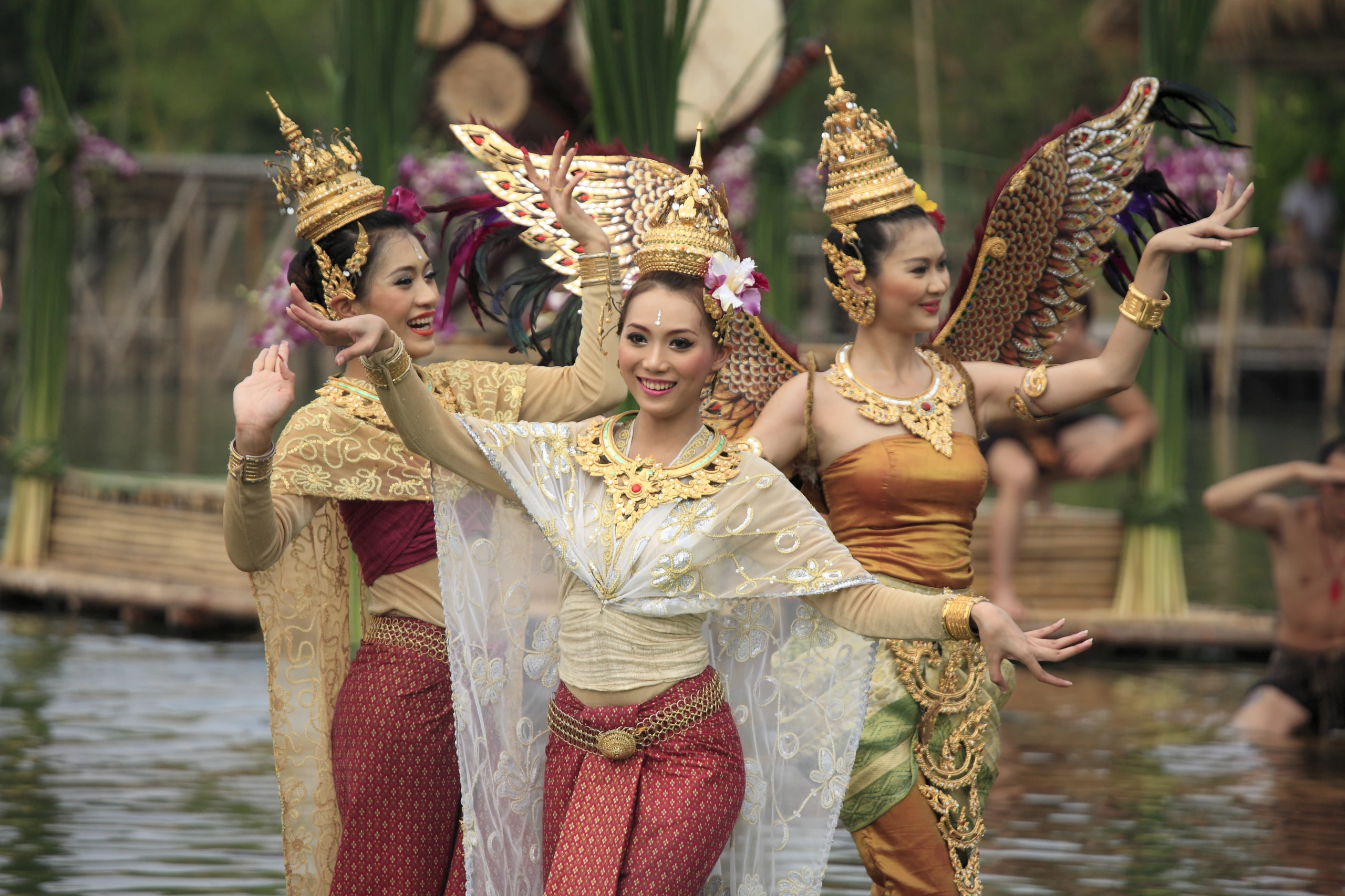 Traditionell thailändsk dans på flytande marknad, Thailand