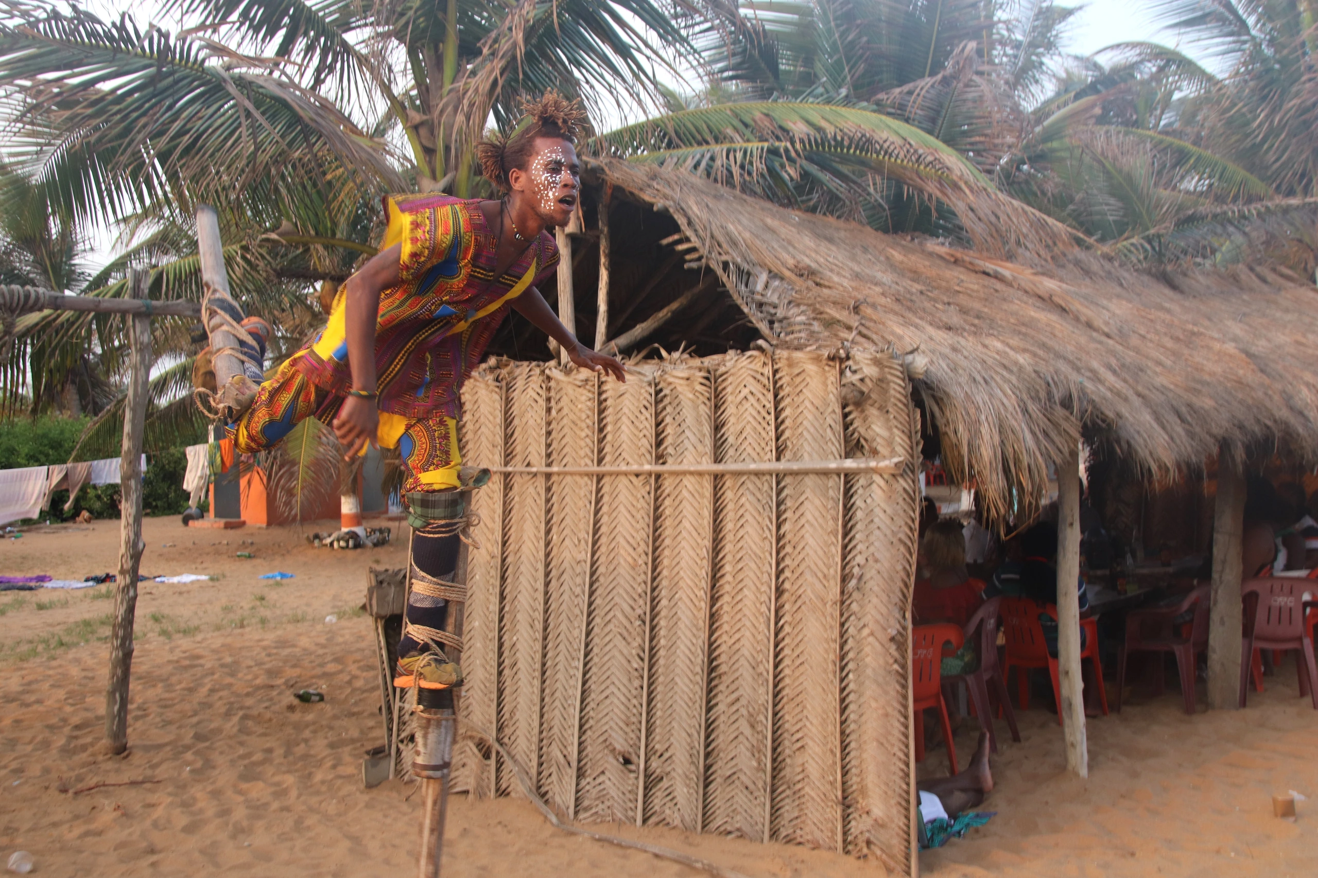 Konstnär på styltor i Agbodrafo, Togo