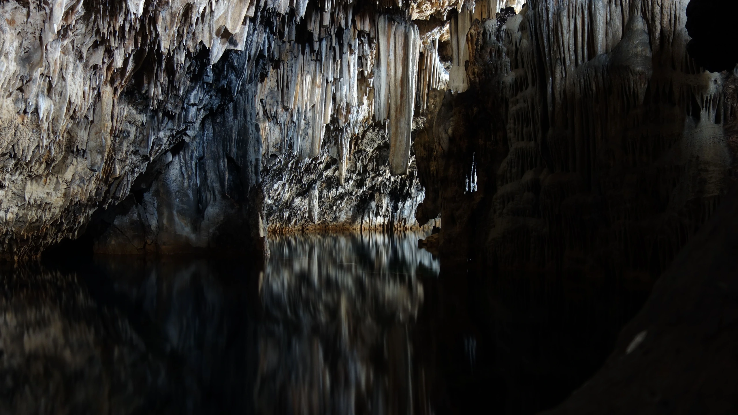 Anahulu Cave i Tonga med vatten och klippreflektioner