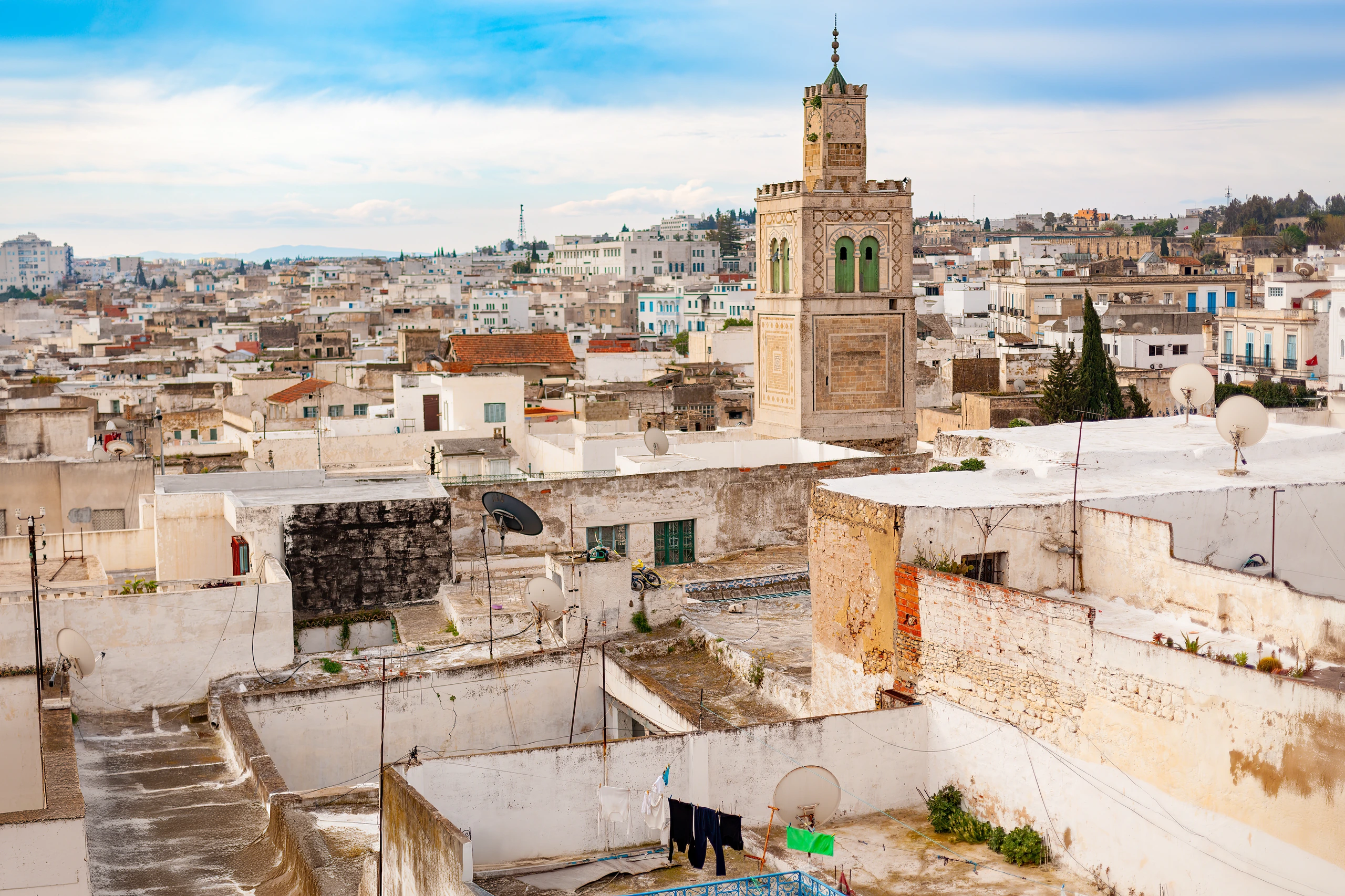 Tunis med minaret och klädesplagg på taket, Tunisien