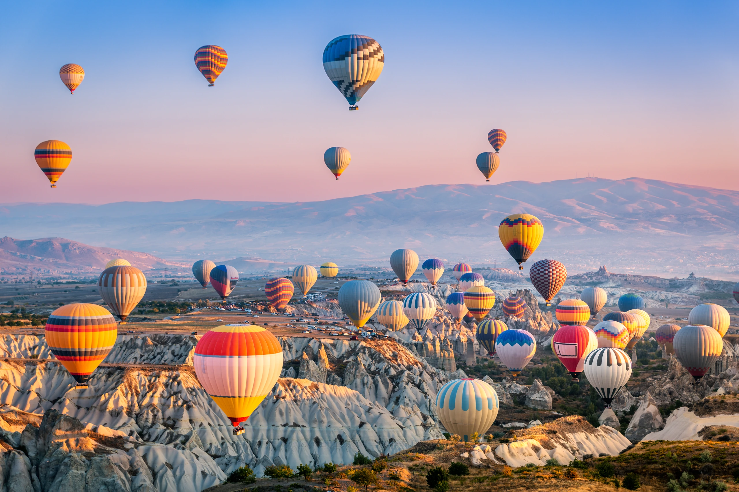 Flygfoto av varmluftsballonger i Kappadokien, Turkiet