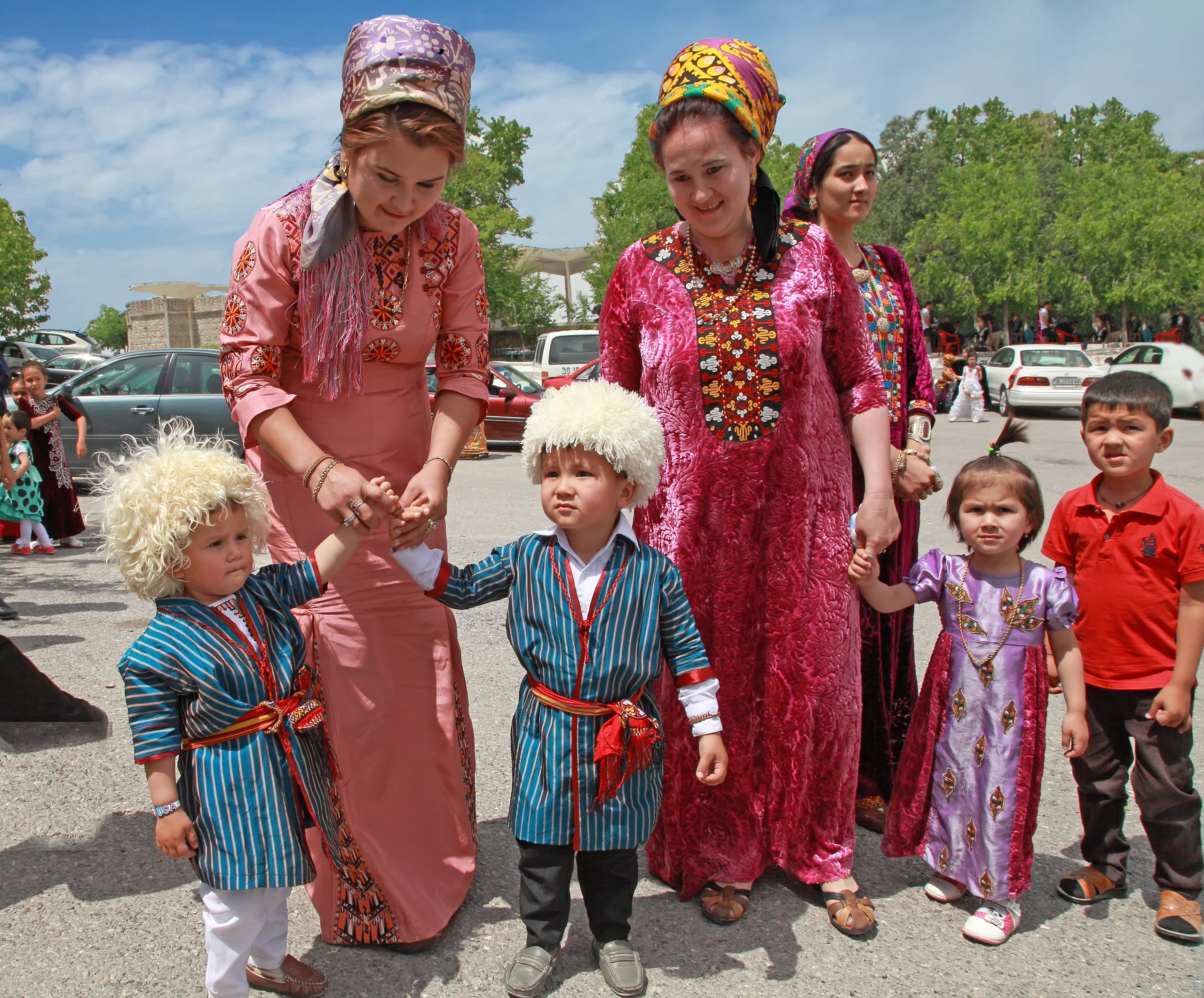 Turkmeniska kvinnor med barn, Turkmenistan