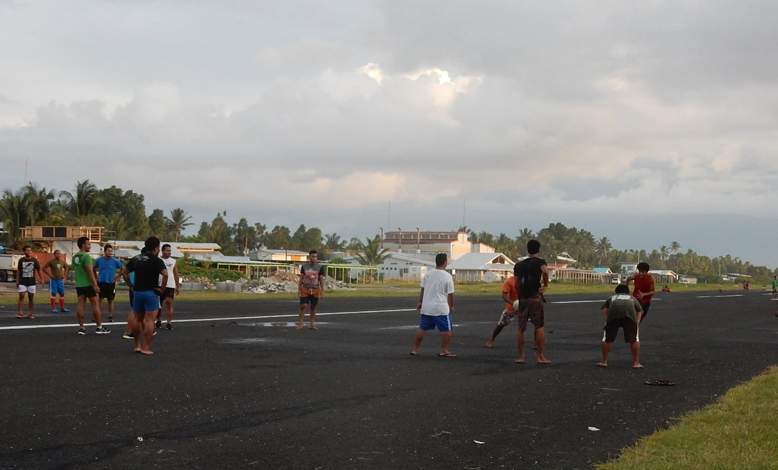 Tuvaluaner spelar rugby på Funafuti flygplats, Tuvalu