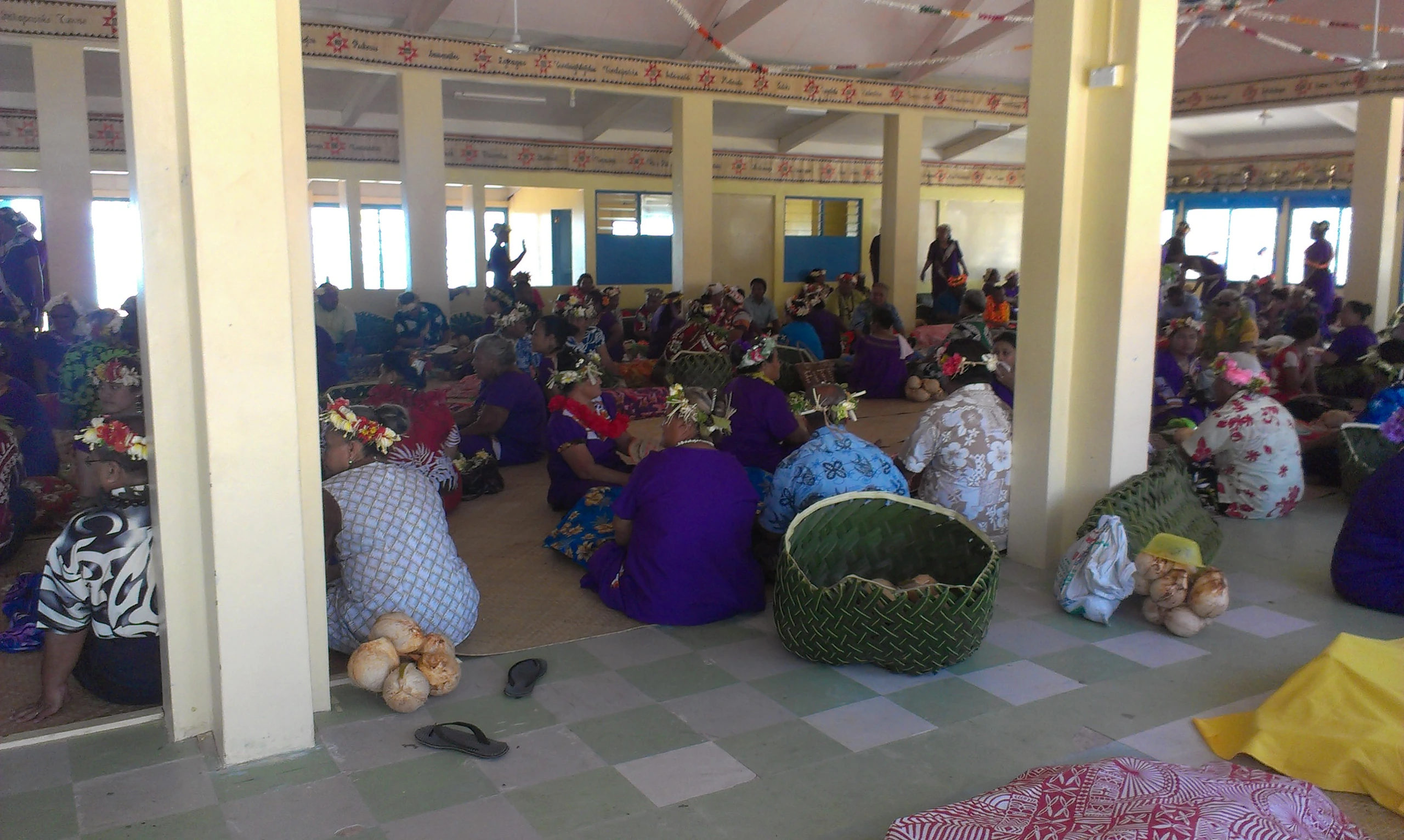Interiör av maneapa i Funafuti, Tuvalu
