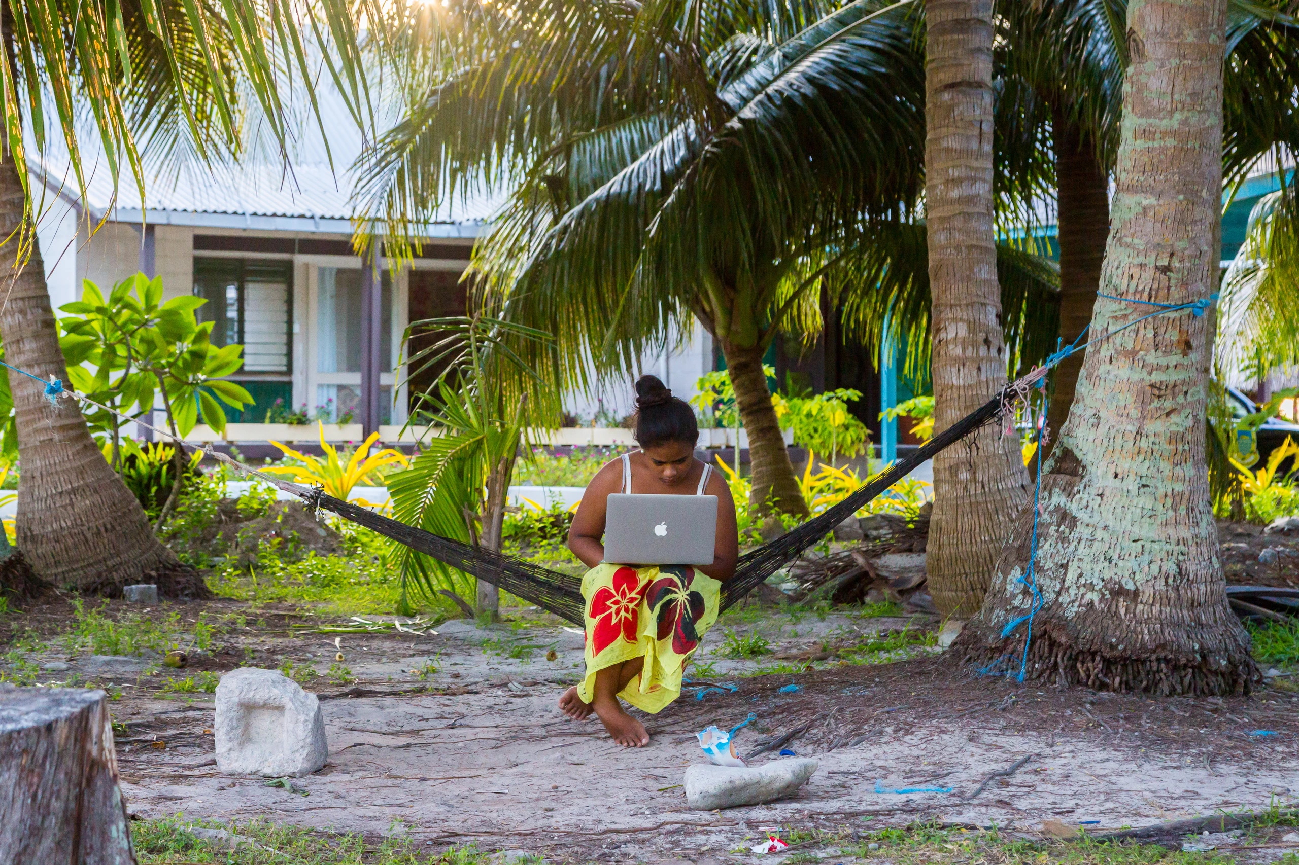 Polynesisk kvinna i hängmatta, Tuvalu