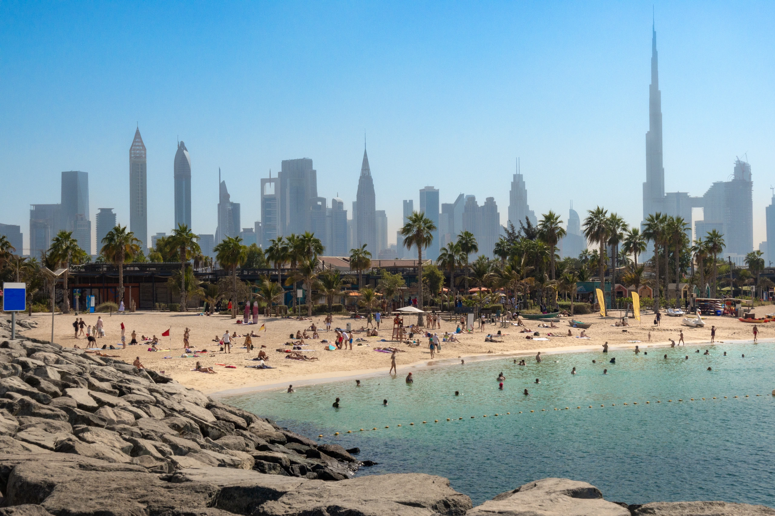 Panoramavy över La Mer strand i Dubai, Förenade Arabemiraten