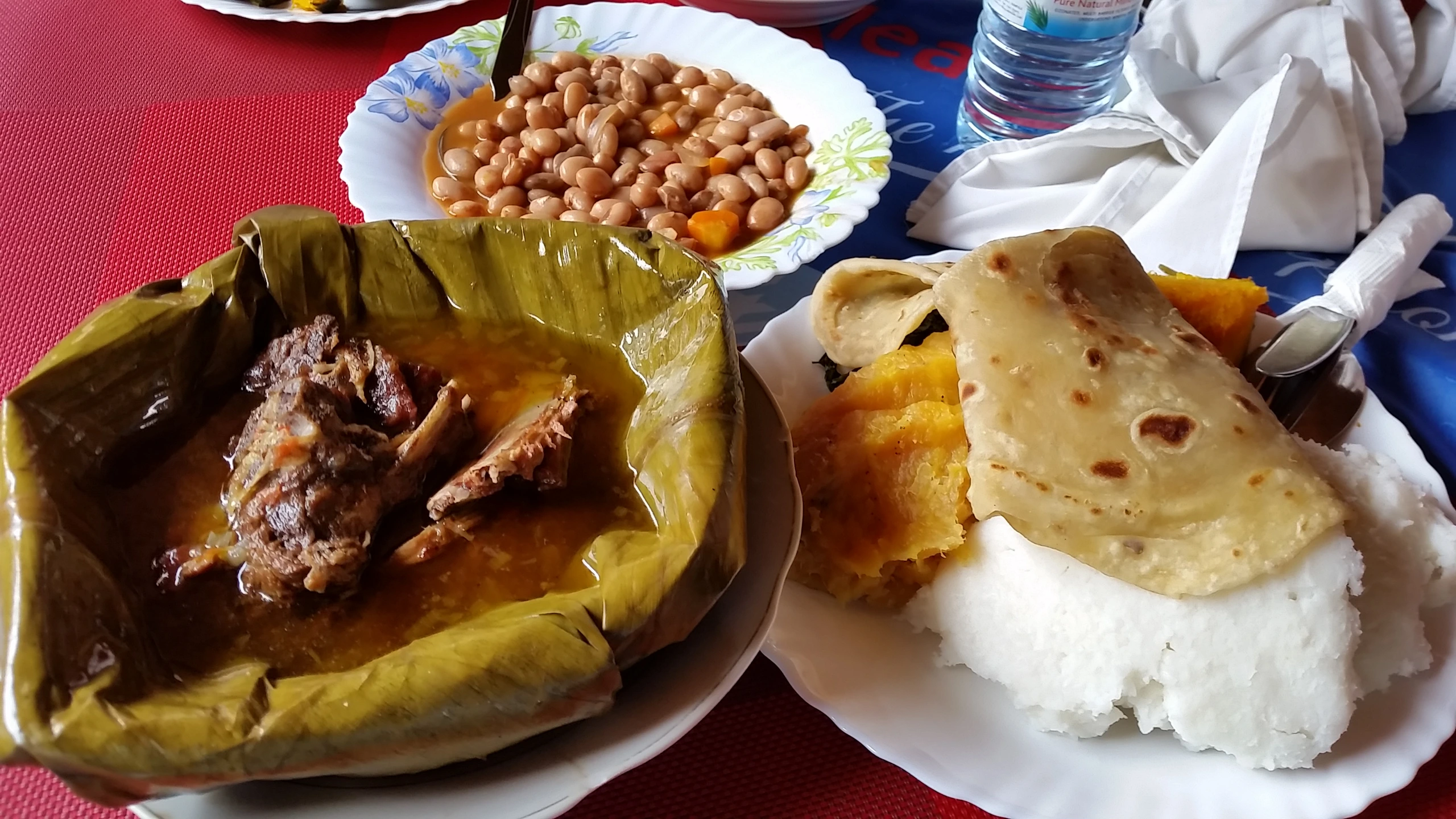 Luwombo med matooke, posho och chapatti, Uganda
