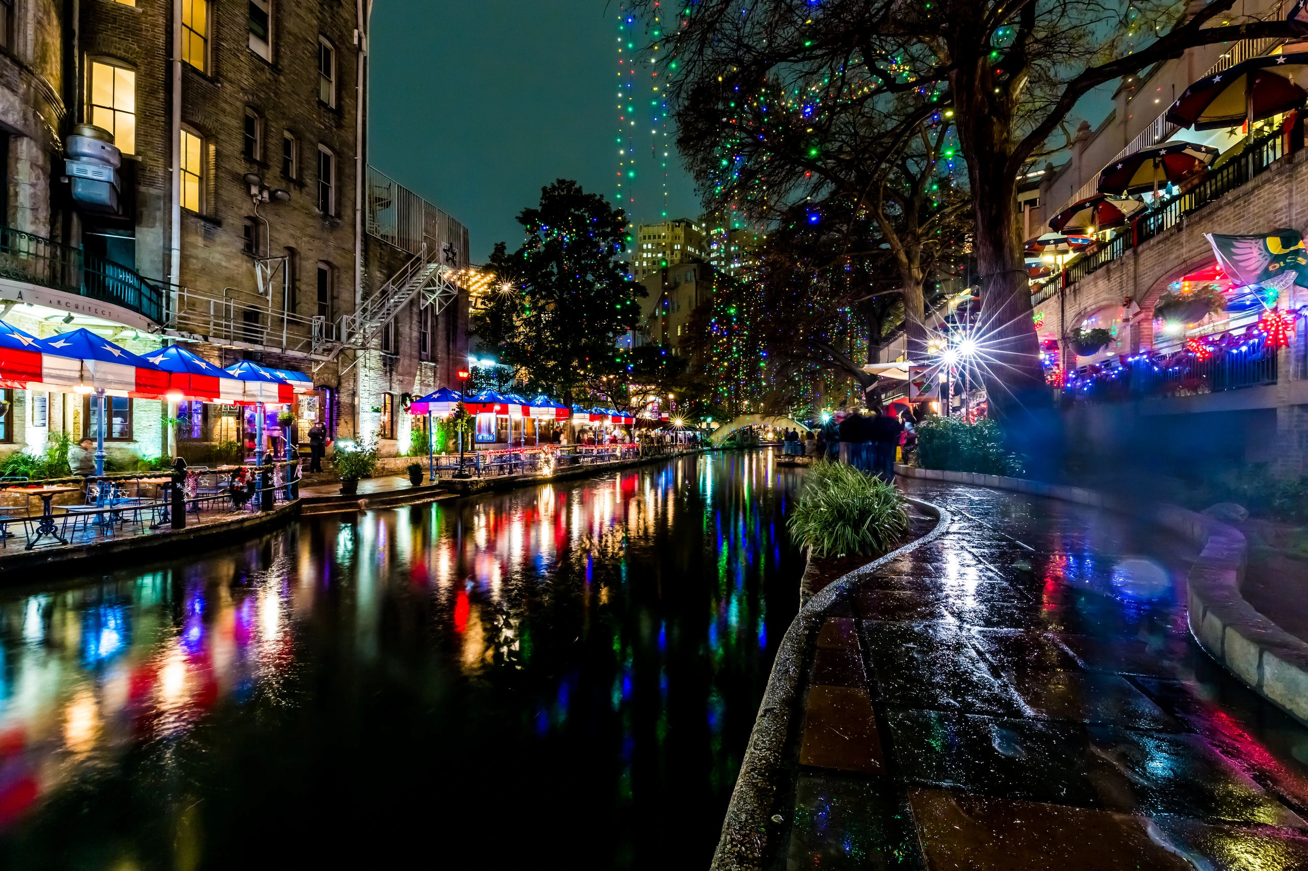 Flodpromenaden vid San Antonio på natten, USA