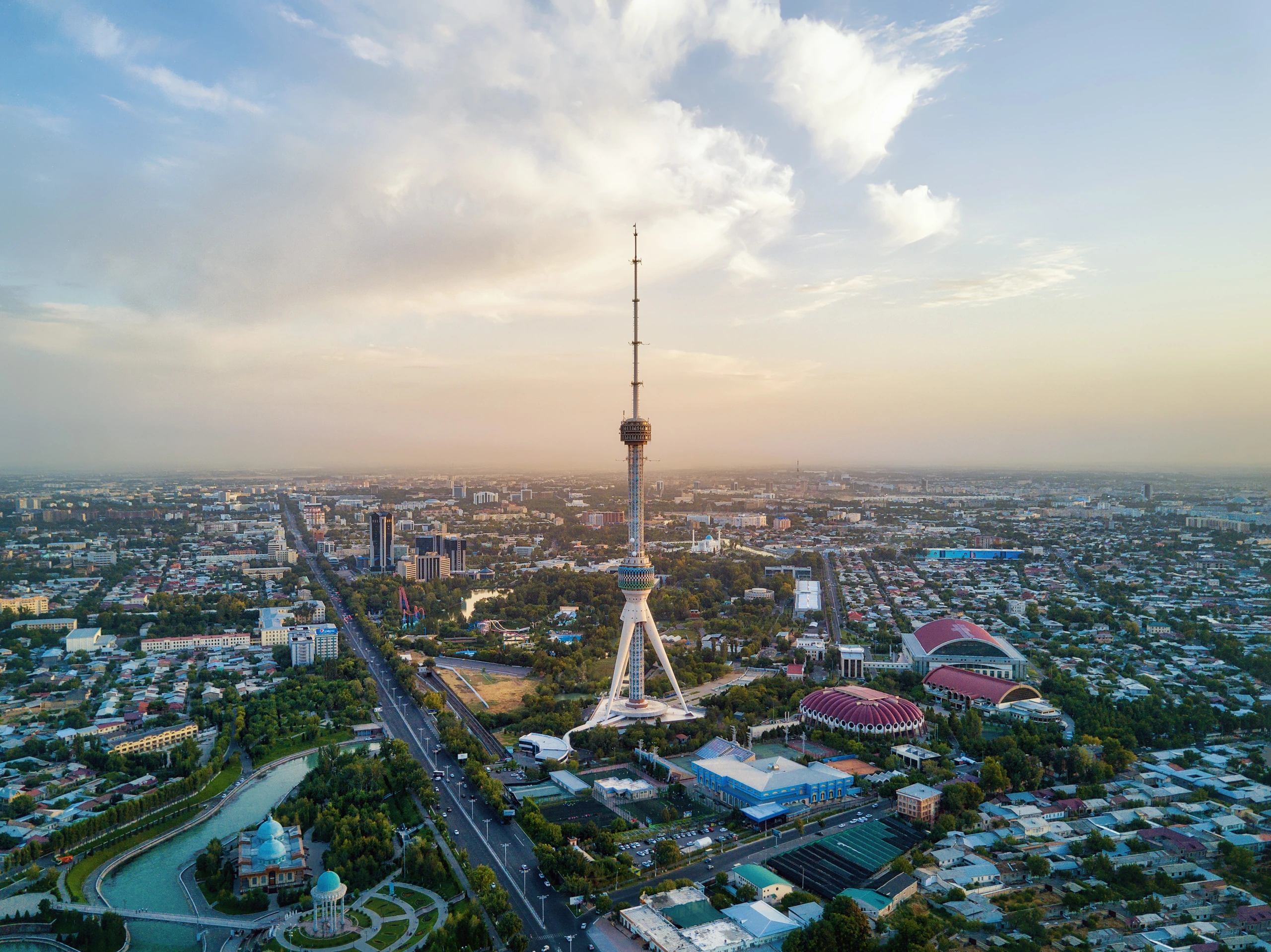 Tashkent TV Tower vid solnedgången, Uzbekistan