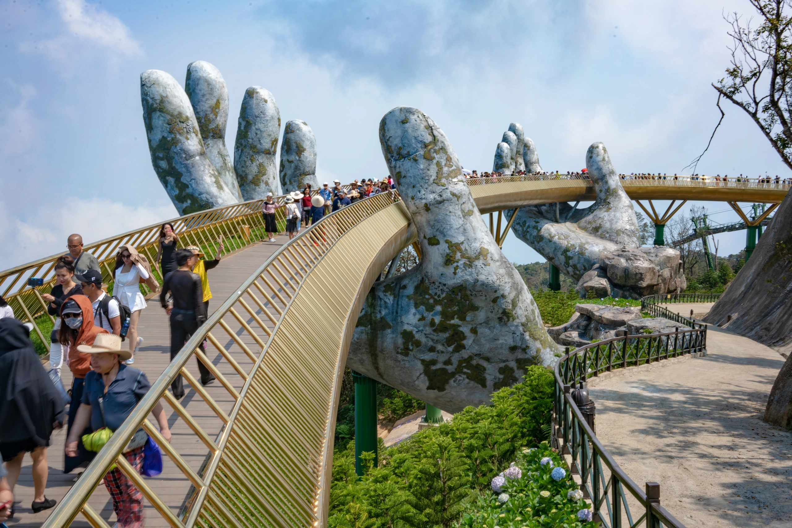 Golden Hand Bridge i Ba Na Hills, Vietnam