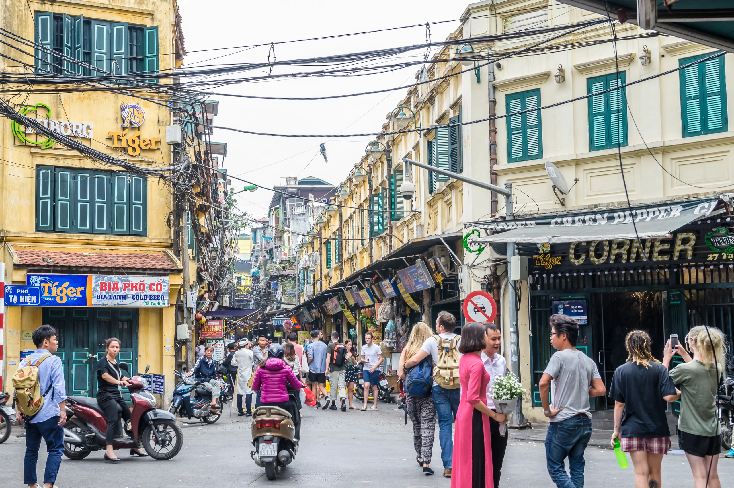 Trafik med motorcyklar i Hanoi Old Quarter, Vietnam