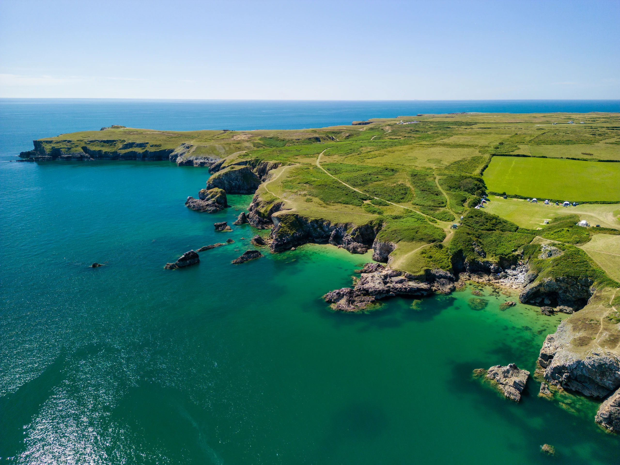 Flygfoto av klippiga kusten vid Broad Haven South, Wales
