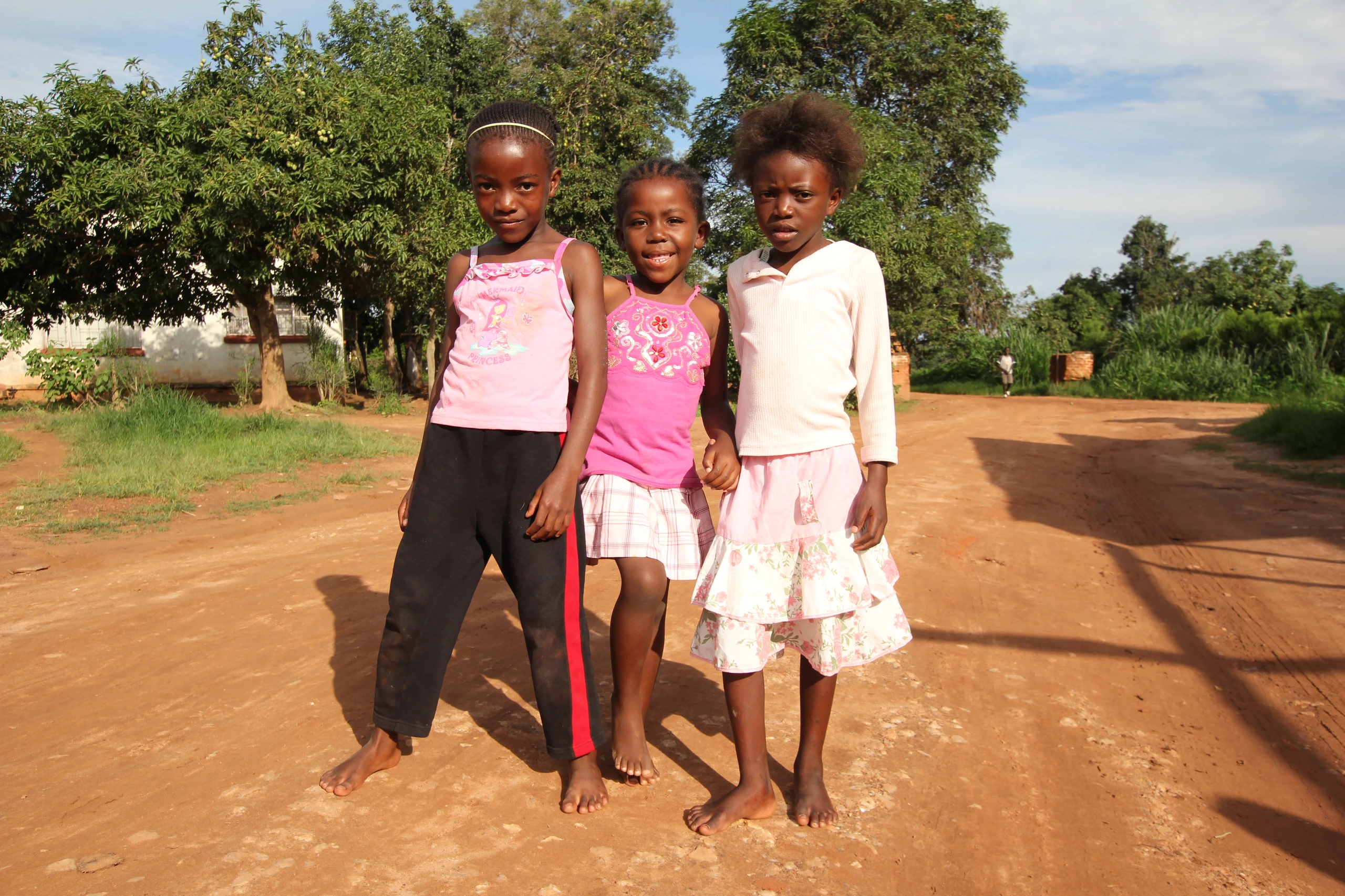 Tre flickor i traditionella kläder, Zambia